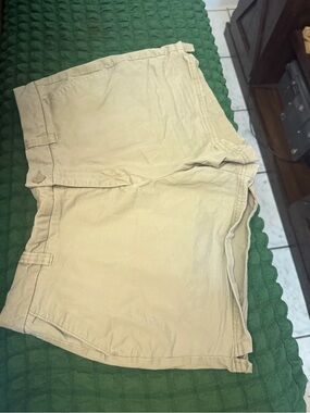 Magellan Outdoors Khaki Flat-Front Women's Shorts